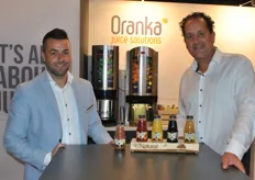 John Lenders en Danny van Laar met de nieuwste sappen uit het biologische assortiment​ van Oranka.